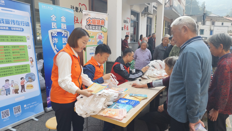 1728981312686664vwWa.jpg 大地期貨聯(lián)合中韓人壽走進(jìn)愛(ài)心食堂.jpg