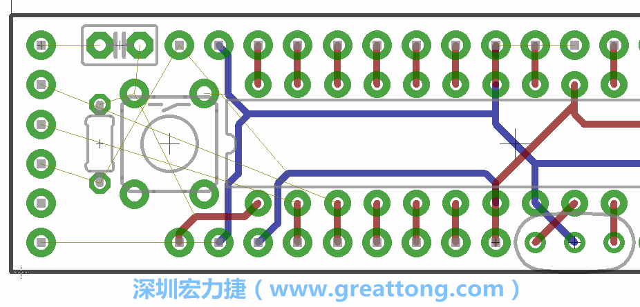 到目前為止，你應(yīng)該只剩下四個(gè)部分還未進(jìn)行布線，10K重置上拉電阻器、重置電容和1×6的序列排針。