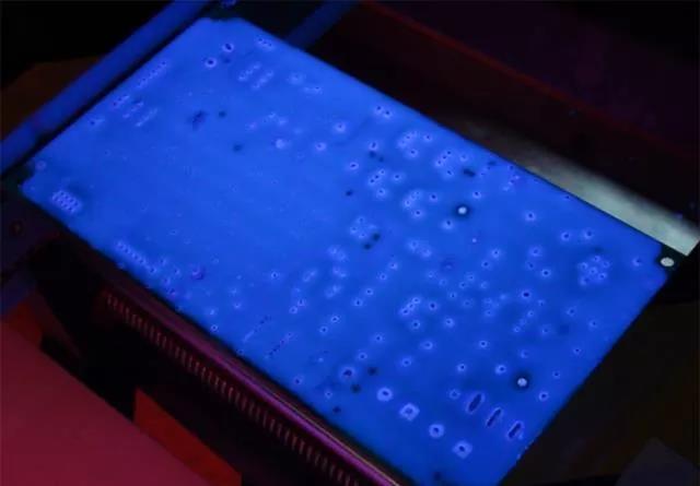經(jīng)過涂覆工藝后的PCB，在紫光燈下的拍攝效果，原來coating也可以這么美！
