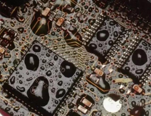 經(jīng)過涂覆工藝后的PCB，在表面形成透明的保護(hù)膜，能有效防止水珠和潮氣侵入，避免漏電和短路。